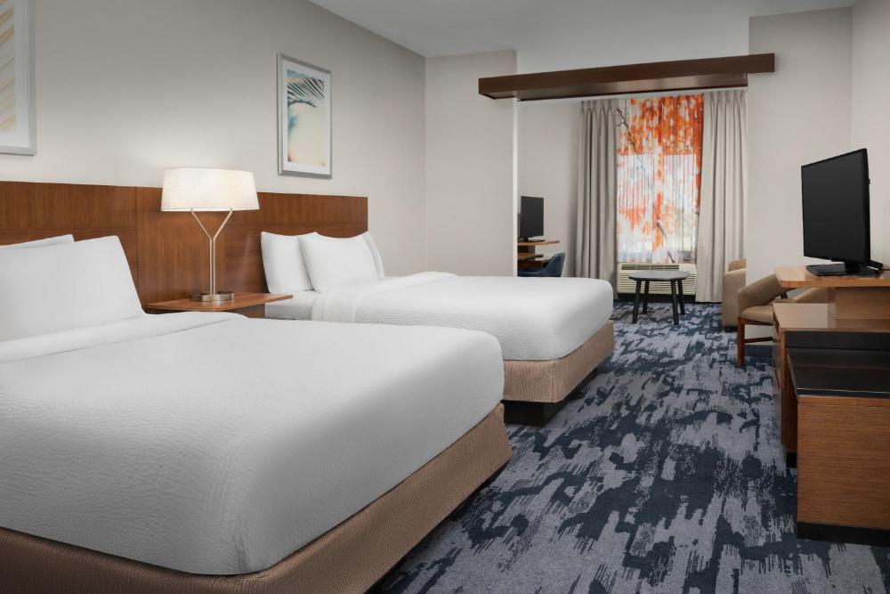 Queen Suite with Two Queen Beds and Sofa Bed - Mobility Access/Bathtub interior